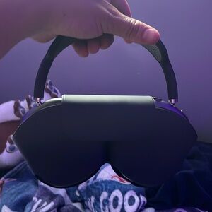 in completely good condition, wore them only a couple of times.(no charger)